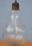 Lampa pe ulei de forma unui bec din sticla groasa