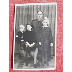 Fotografie tip carte postala, ofiter cu sotia si cei doi copii, perioada interbelica