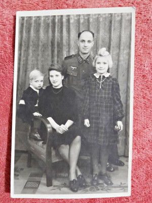 Fotografie tip carte postala, ofiter cu sotia si cei doi copii, perioada interbelica foto
