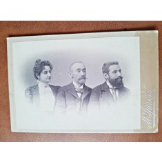 Fotografie 2 barbati si o femeie, pe carton, sfarsit de secol XIX