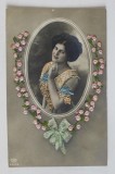 TANARA IN MEDALION , CU TRANDAFIRI ROZ , CARTE POSTALA CU CUSATURI DIN FIR DE MATASE , INCEPUTUL SEC. XX