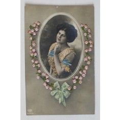 TANARA IN MEDALION , CU TRANDAFIRI ROZ , CARTE POSTALA CU CUSATURI DIN FIR DE MATASE , INCEPUTUL SEC. XX