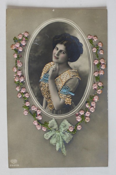 TANARA IN MEDALION , CU TRANDAFIRI ROZ , CARTE POSTALA CU CUSATURI DIN FIR DE MATASE , INCEPUTUL SEC. XX