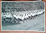Fotografie, Defilare zi de sarbatoare perioada interbelica, fete strajer