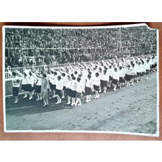 Fotografie, Defilare zi de sarbatoare perioada interbelica, fete strajer