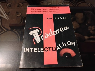 Trădarea intelectualilor foto