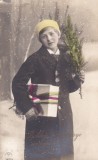 Carte Postala Circulata 1915 Baiat cu Cadou si Brad in Ninsoare Dimensiune 14x9 cm Stare Buna