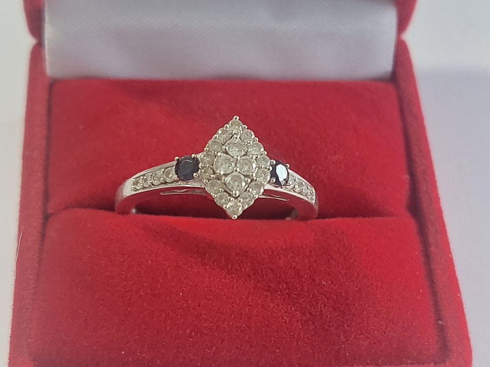 Inel din aur alb de 9k cu diamante si safire(104) | Okazii.ro