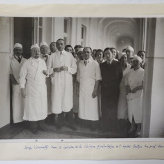 CHIRURGUL SERGE VORONOFF SI PROFESORUL DR. C. DANIEL , PE HOLUL SPITALULUI COLTEA , FOTOGRAFIE , APRILIE 1934