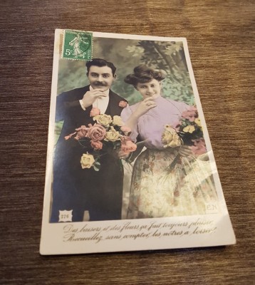 Carte poștală vintage Cuplu romantic cu flori foto