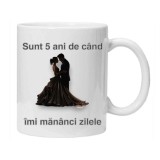 Cana alba personalizata &quot;sunt 5 ani de cand imi mananci zilele&quot;, INOVATIX&reg;. 330ml