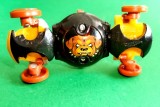 Minge auto Hot Wheels 2012 Mattel Ballistiks Full Force Dog Rover Driver X7138. Bila lovita se transformă in auto de 9 cm. Dulăul zgardă cu țepi W