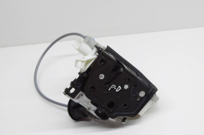 &Icirc;ncuietoare ușă dreapta față AUDI Q2 GA 2019 OEM: 8X2837016B 11418468