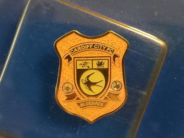 Insigna fotbal - CARDIFF CITY FC (Tara Galilor) - produs nou, oficial