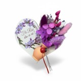 Martisor inima personalizabila, cu mini vaza, flori mov naturale uscate si prindere tip magnet