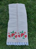Prosop stergar vechi taranesc de canepa, brodat de mana model cu flori de trandafir, 58cm latime x 135cm lungime