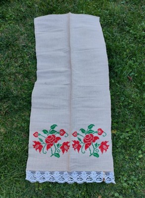 Prosop stergar vechi taranesc de canepa, brodat de mana model cu flori de trandafir, 58cm latime x 135cm lungime foto