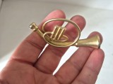 Miniatură metalică instrument muzical (corn / goarnă) &ndash; Obiect decorativ vintage, 6 cm