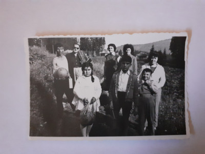 Lot 4 fotografii dimensiune 6/9 cm de grup la Borsec județul Harghita &amp;icirc;n 1964 foto