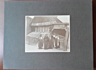 Fotografie pe carton, la tara in fata casei femei in costum popular, inceput de secol XX foto