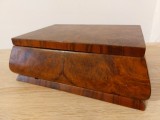 Vand caseta veche pt bijuterii,furniruita cu radacina de nuc