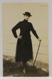 TANARA IN ROCHIE NEAGRA CU PALARIE SI BASTON , FOTOGRAFIE FORMAT CARTE POSTALA , URLATI , 1917