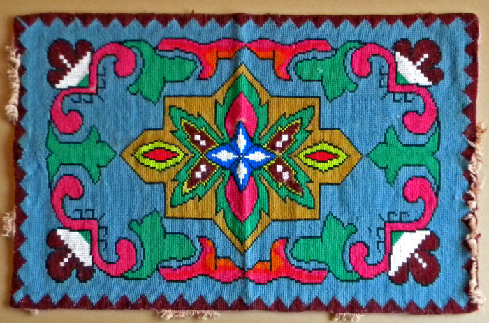 Carpeta populara traditionala cusuta manual pe panza de sac, motiv floral 90 ani