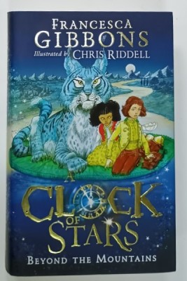 A CLOCK OF STARS , BEYOND THE MOUNTAINS by FRANCESCA GIBBONS , illustrated by CHRIS RIDDELL , 2021 foto