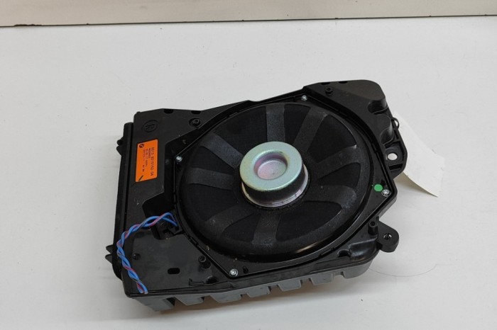 Subwoofer podea dreapta BMW 3 F30, F80 2017 OEM: 9210152 | 31540102