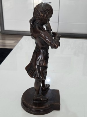 Superba sculptura--Mozart copil cantand la vioara foto