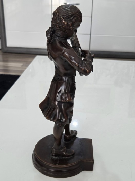 Superba sculptura--Mozart copil cantand la vioara
