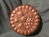 Forma vintage din cupru pentru prajituri , budinci sau decor rustic bucatarie / model deosebit cu fructe ( Struguri , Mere , Pere ) !