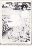 bnk foto - Femeie cu carucior de copil - 1971