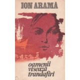 Oamenii viseaza trandafiri