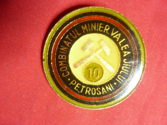 Insigna Combinatul Minier Valea Jiului Petrosani -10 Ani, metal si email , d=3cm