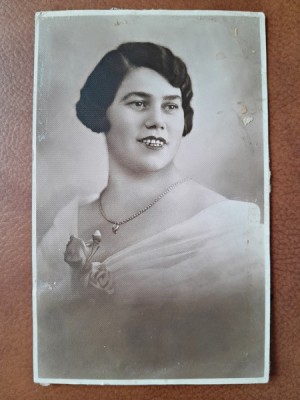 Fotografie tip carte postala, femeie, inceput de secol XX foto