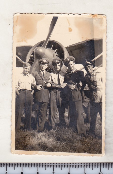 bnk foto Aviatie - aviatori langa avion PZL P.11f