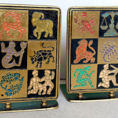 Set 2 suporturi semne zodiacale metalice gravate, bronz Israel, vintage anii 60