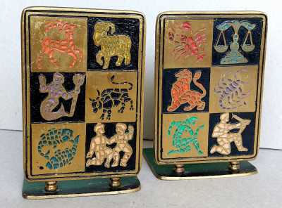 Set 2 suporturi semne zodiacale metalice gravate, bronz Israel, vintage anii 60 foto