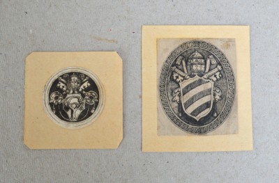 &amp;quot;Blazoane/insemne papale&amp;quot; lot de 2 gravuri foto
