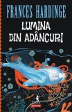 Lumina din ad&acirc;ncuri - Paperback brosat - Frances Hardinge - Polirom
