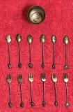 set complet de tacamuri 6 lingurite+6 furculite pentru desert aperitiv vechi vintage din alama tematica fructe de mare cu pahar/suport