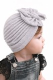 Caciulita gri tip turban cu model din tesatura si funda aplicata (Marime