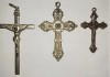 CY - Lot de 3 cruciulite mai vechi / Metal alb neferos / Stare foarte buna, estetica foarte frumoasa / Nu au marcaje