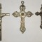 CY - Lot de 3 cruciulite mai vechi / Metal alb neferos / Stare foarte buna, estetica foarte frumoasa / Nu au marcaje