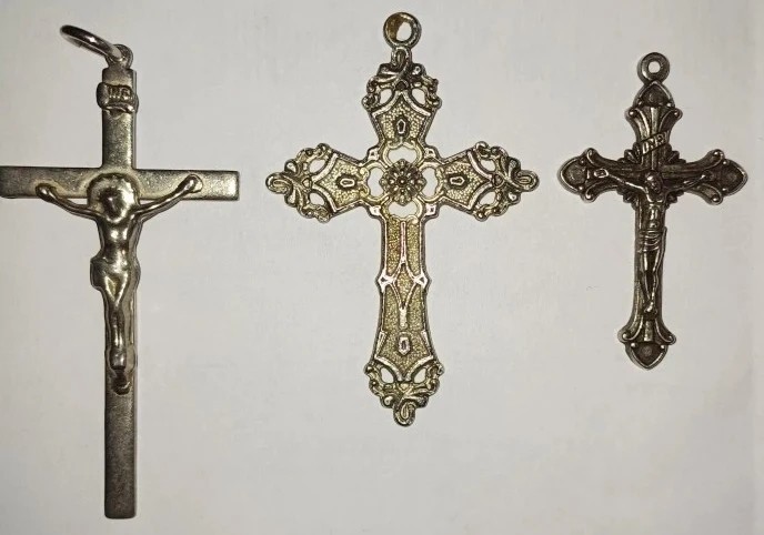 CY - Lot de 3 cruciulite mai vechi / Metal alb neferos / Stare foarte buna, estetica foarte frumoasa / Nu au marcaje