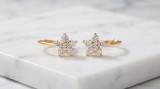 Cumpara ieftin CERCEI ARGINT PLACAT CU AUR 925 HOOPS FLOARE STRALUCITOARE DIN ZIRCONIU