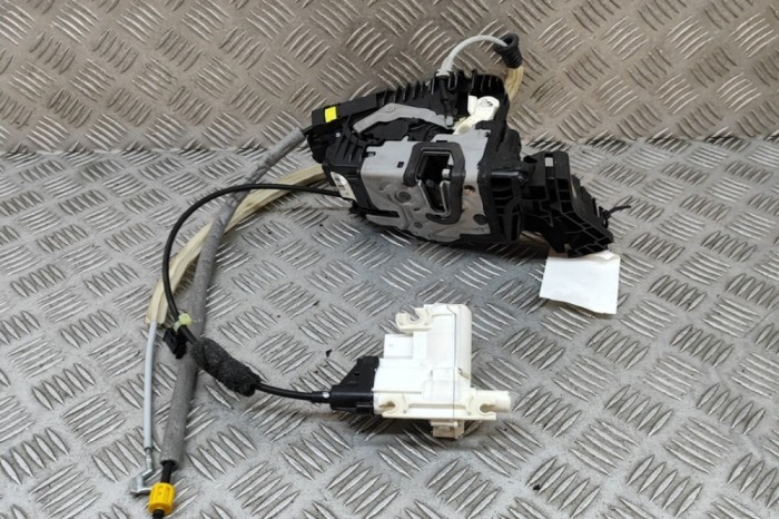 &Icirc;ncuietoare ușă dreapta față MERCEDES-BENZ S W222, V222, X222 2015 OEM: A2227601400,A0997207000 30474827