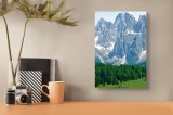 Tablou Canvas, "Căsuța singuratică din munți impunători", Măreție, Natură, Pini, Munți, Cabana, V&acirc;rfuri, Albastru, Verde, Pădure, Zăpadă, 26 x 39 cm,