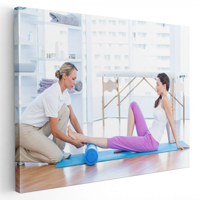 Tablou terapeut efectuand un masaj la picior Tablou canvas pe panza CU RAMA 80x120 cm